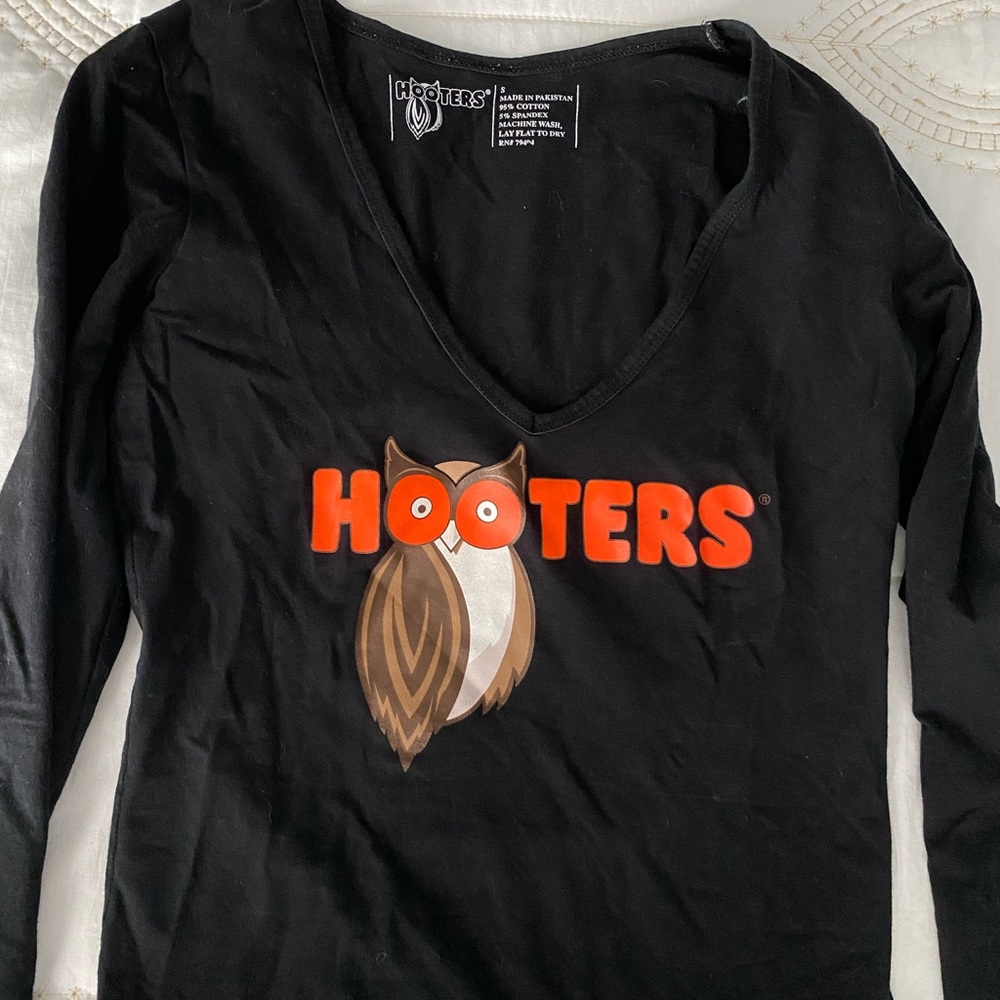 Black long sleeve Hooters V-neck shirt.